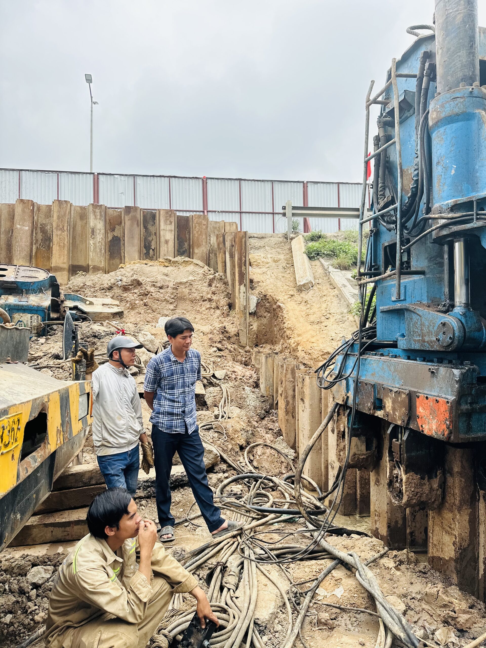 Thi công cừ Larsen cầu nối nút giao Tam Chinh cao tốc cầu Giẽ Pháp Vân đường Vành Đai 3